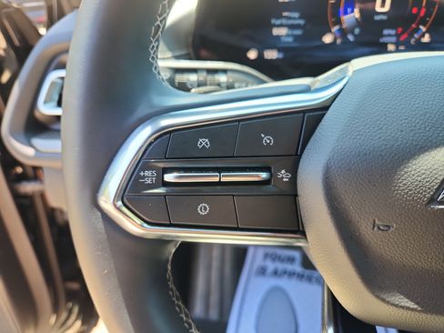 Used 2025 Chevrolet Traverse LT image 19