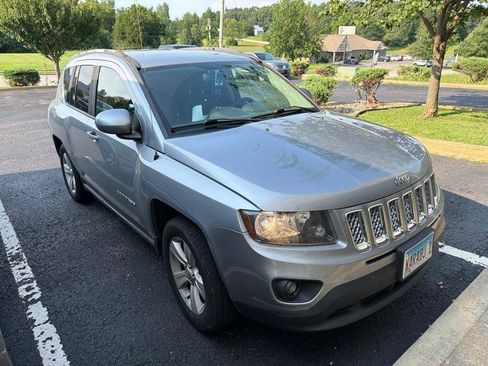 Used 2017 Jeep Compass Latitude AWD/4WD image 2