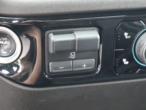 Used 2025 Chevrolet Silverado 1500 LT AWD/4WD image 25