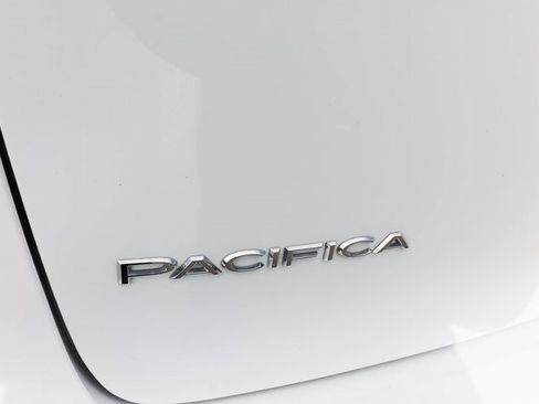 Used 2020 Chrysler Pacifica Limited w/ Tire & Wheel Group image 27