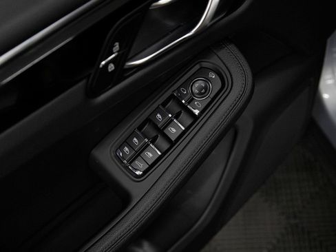 Certified 2025 Porsche Macan AWD/4WD image 24