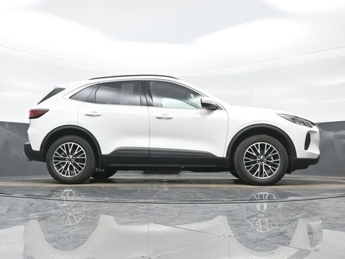 Used 2025 Ford Escape SE image 30