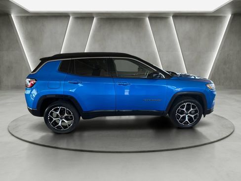 Used 2025 Jeep Compass Limited AWD/4WD image 4