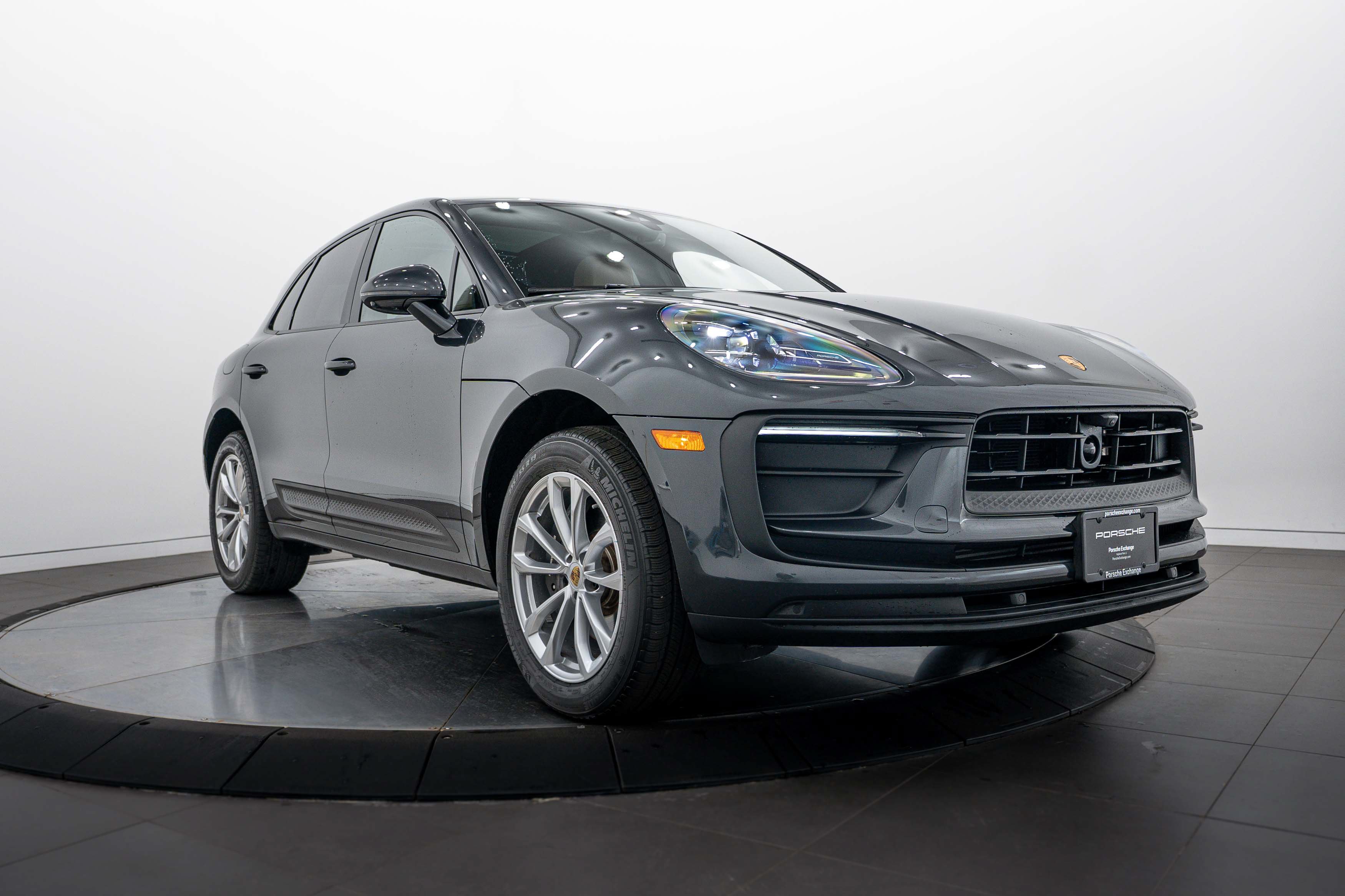 Certified 2025 Porsche Macan AWD/4WD image 9