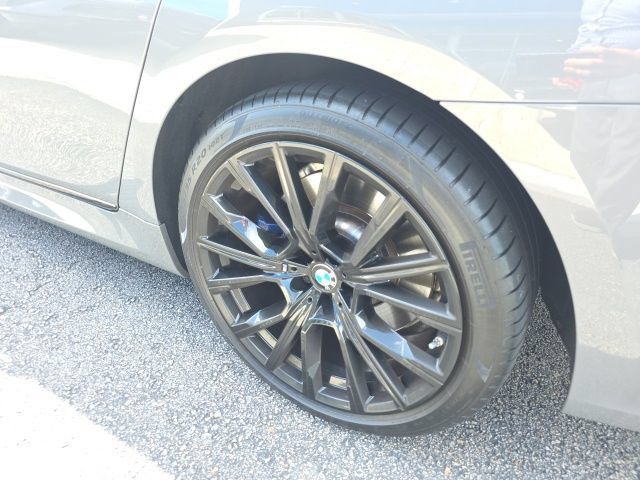 Used 2022 BMW 750i xDrive w/ Executive Package AWD/4WD image 11