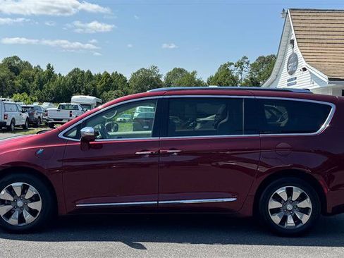 Used 2018 Chrysler Pacifica Limited w/ Advanced Safetytec Group FWD image 8