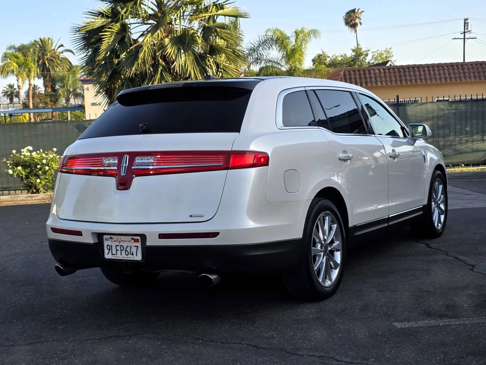 Used 2012 Lincoln MKT AWD image 3