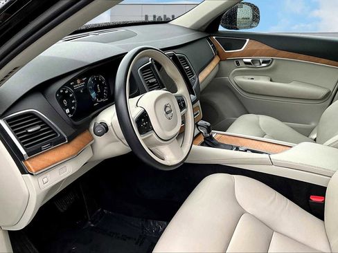 Used 2022 Volvo XC90 T6 Momentum w/ Climate Package image 2