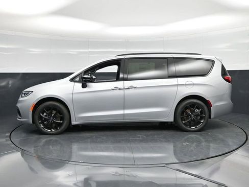 New 2026 Chrysler Pacifica Select image 5