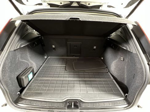 Used 2024 Volvo XC40 B5 Plus image 20