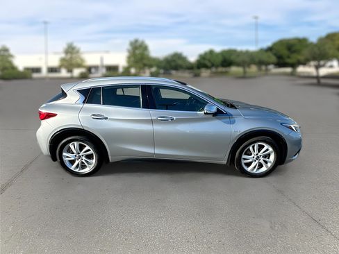 Used 2019 INFINITI QX30 image 9