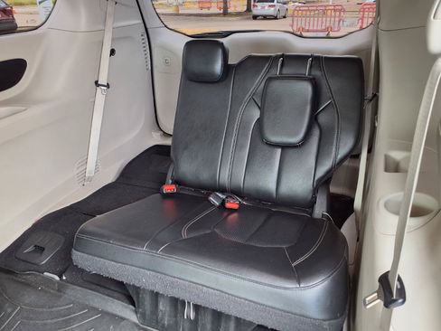 Used 2022 Chrysler Pacifica Touring-L FWD image 26
