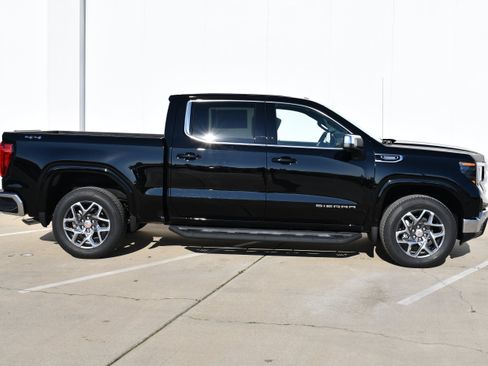 Used 2026 GMC Sierra 1500 SLE w/ Preferred Package AWD/4WD image 3