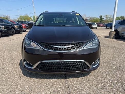 Used 2017 Chrysler Pacifica Touring-L w/ Tire & Wheel Group FWD image 2