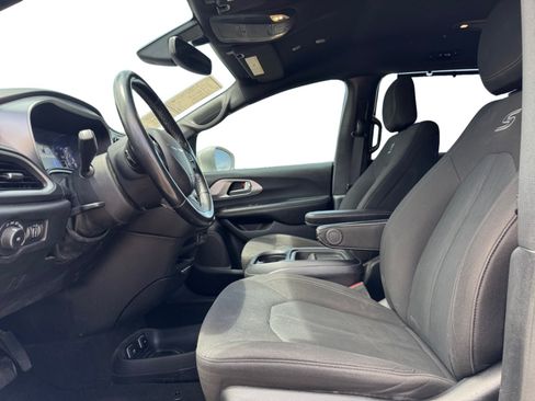 Used 2020 Chrysler Pacifica Touring w/ S Appearance Package FWD image 10