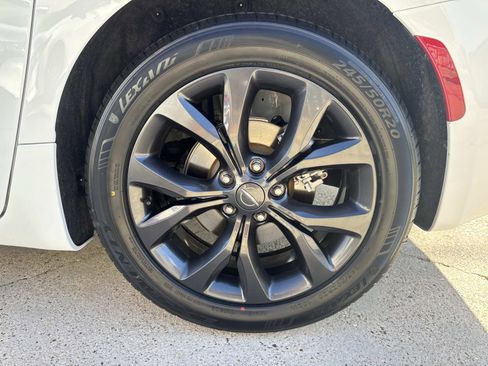 Used 2020 Chrysler Pacifica Touring w/ S Appearance Package image 4