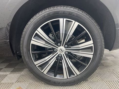 Used 2023 Volvo XC60 B5 Plus image 12
