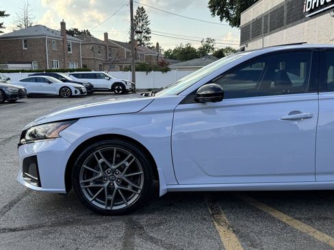 Used 2023 Nissan Altima 2.0 SR FWD image 3