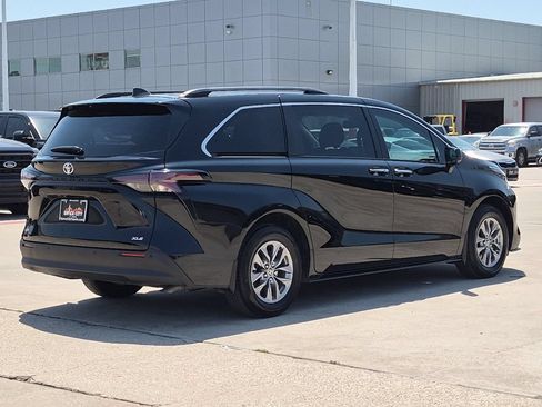 Certified 2026 Toyota Sienna XLE FWD image 6