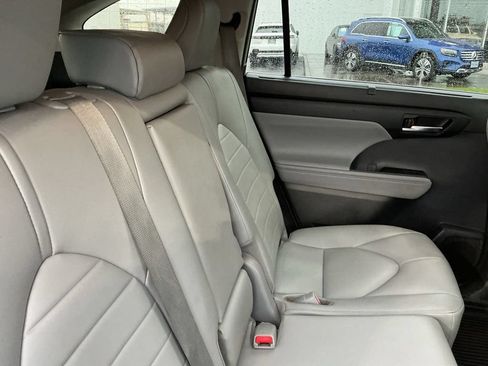 Used 2020 Toyota Highlander XLE AWD/4WD image 23