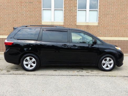 Used 2017 Toyota Sienna LE FWD image 12