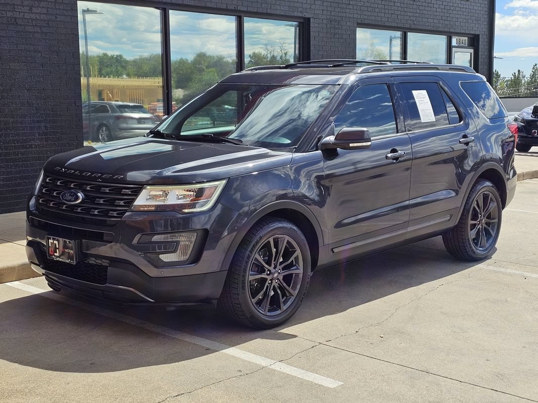 Used 2017 Ford Explorer XLT w/ Equipment Group 202A AWD/4WD image 6