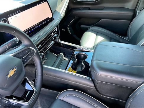 Used 2025 Chevrolet Tahoe Premier RWD image 17