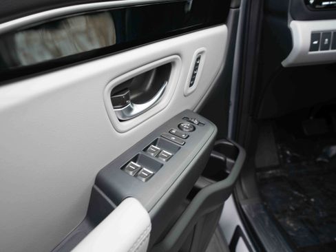 New 2025 Honda Pilot Touring image 7