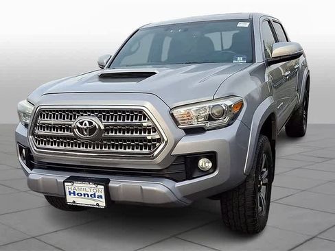Used 2017 Toyota Tacoma TRD Sport image 3