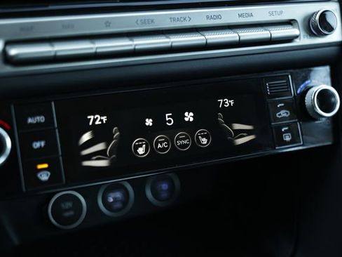 Used 2025 Genesis G70 2.5T image 37