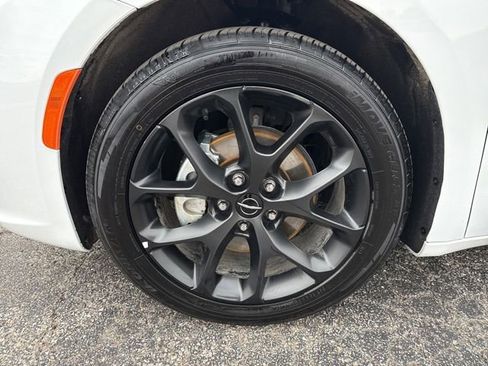 Used 2025 Chrysler Pacifica Limited image 9