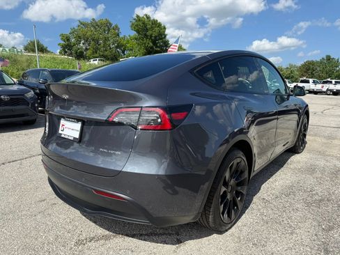 Used 2022 Tesla Model Y Long Range AWD/4WD image 3