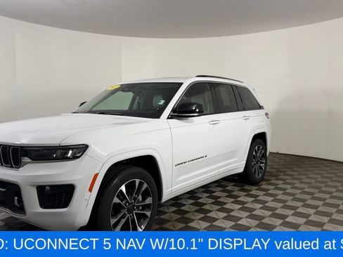 Used 2022 Jeep Grand Cherokee Overland w/ Luxury Tech Group IV AWD/4WD image 3