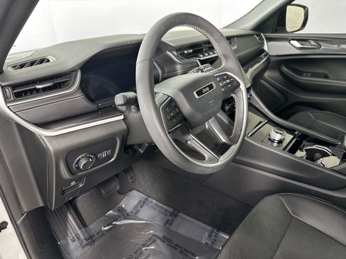 Used 2023 Jeep Grand Cherokee Altitude AWD/4WD image 9