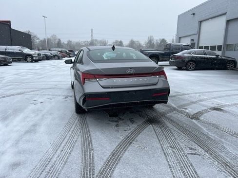 Used 2025 Hyundai Elantra SEL image 11