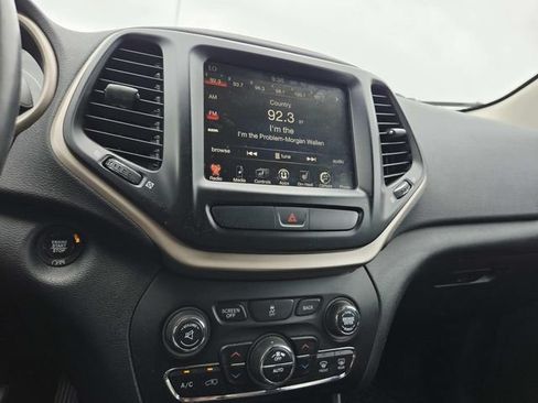 Used 2017 Jeep Cherokee Latitude w/ Comfort/Convenience Group FWD image 16
