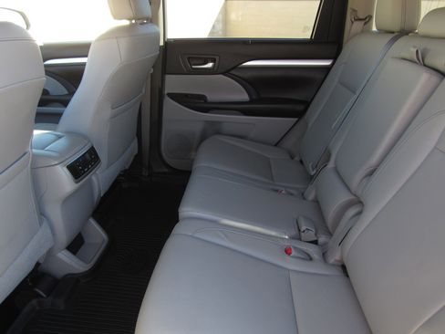 Used 2018 Toyota Highlander AWD V6 image 15