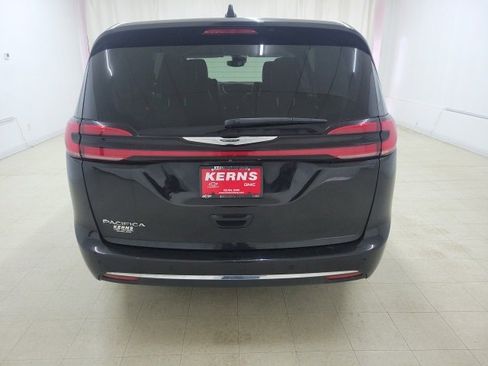 Used 2023 Chrysler Pacifica Touring-L image 7