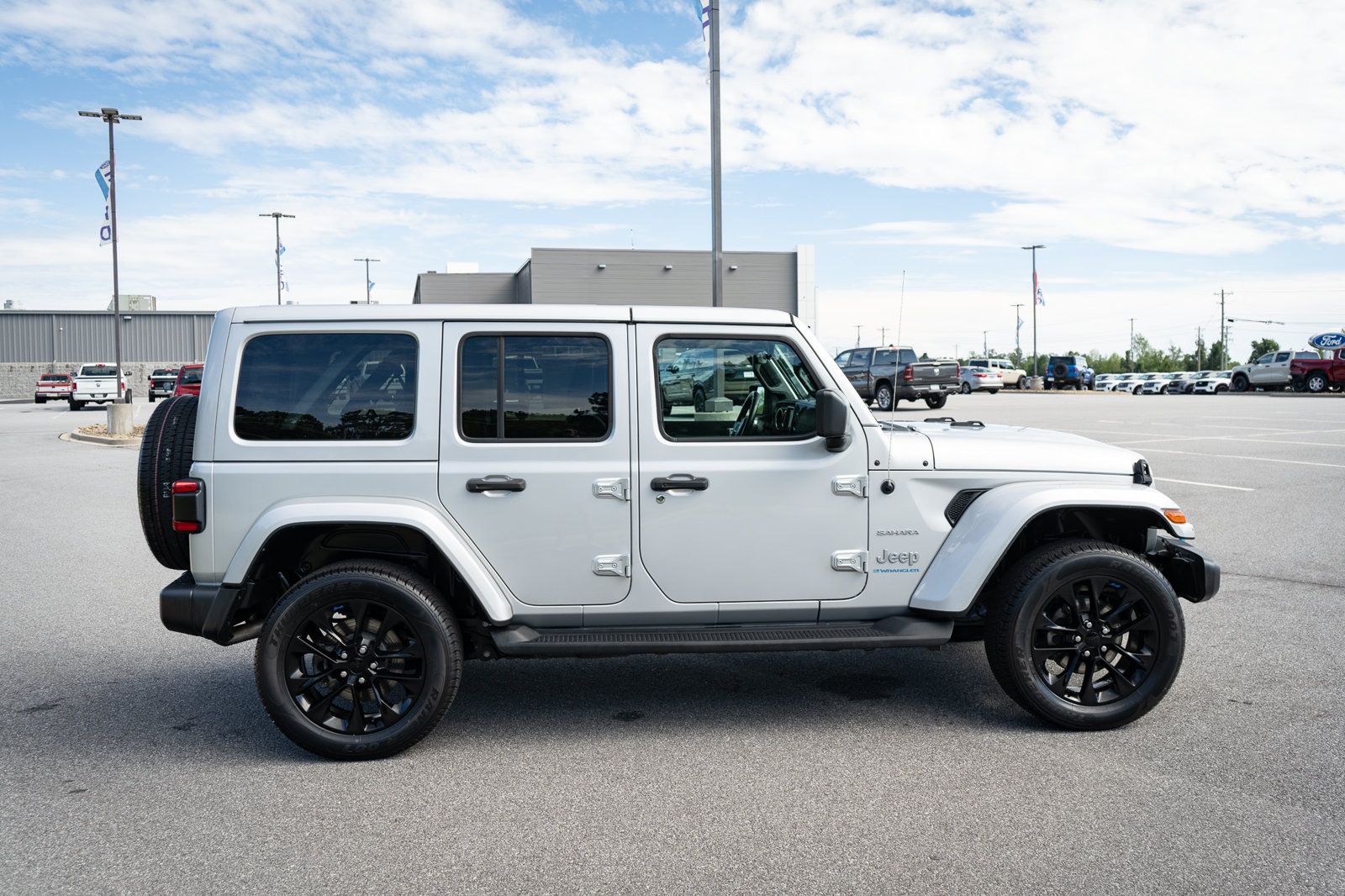 Used 2023 Jeep Wrangler Unlimited Sahara w/ Cold Weather Group AWD/4WD image 11