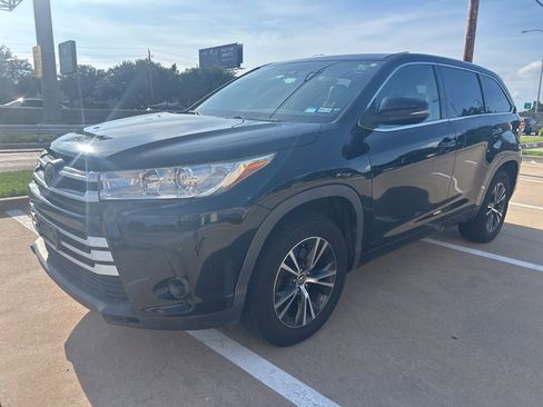 Used 2017 Toyota Highlander LE FWD image 10