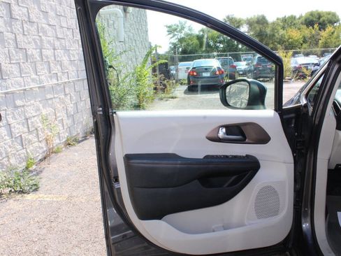 Used 2017 Chrysler Pacifica Touring Plus w/ Tire & Wheel Group image 10