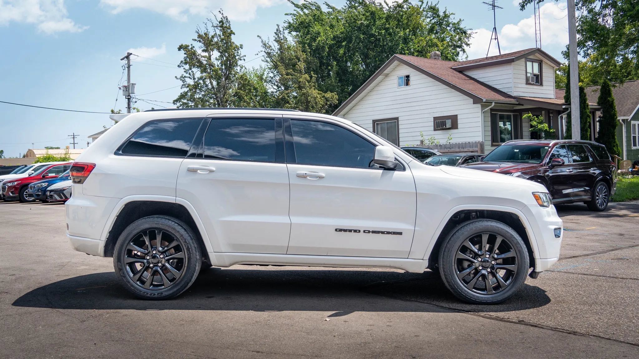 Used 2018 Jeep Grand Cherokee Altitude AWD/4WD image 5