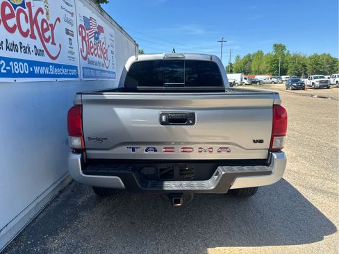 Used 2017 Toyota Tacoma TRD Sport w/ Tow Package (A/T) image 4