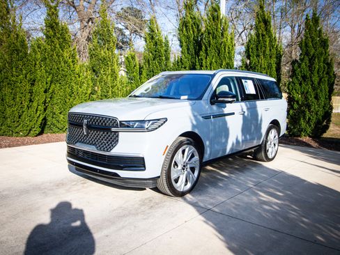 Used 2025 Lincoln Navigator Reserve AWD/4WD image 5