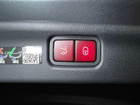 Used 2025 Mercedes-Benz C 300 4MATIC Sedan image 16