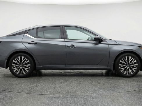 Used 2025 Nissan Altima 2.5 SV FWD image 11