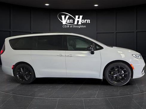 New 2026 Chrysler Pacifica Select w/ S Appearance Package image 2