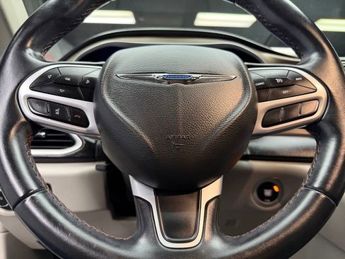 Used 2017 Chrysler Pacifica Touring-L w/ Tire & Wheel Group FWD image 23