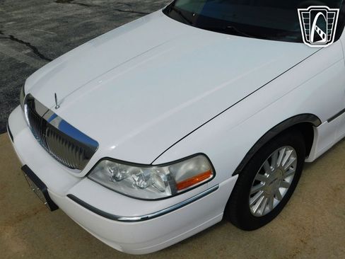 Used 2003 Lincoln Town Car Executive image 32