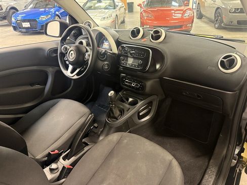 Used 2016 smart fortwo pure RWD image 2